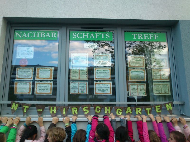 Der Nachbarschaftstreff Hirschgarten bietet viel Programm für Klein und Groß. Die Aushänge im Fenster zeigen, was aktuell geboten wird.