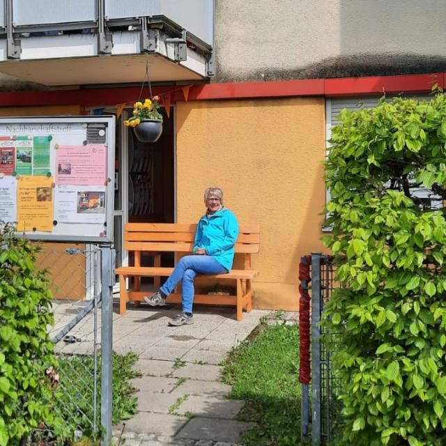 Nachbarschaftstreff Ingolstädter Straße: Treffleitung Kerstin Leupold vor dem Treffeingang