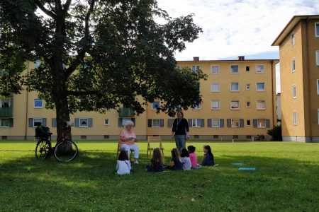 Nachbarschaftstreffs Moosach: Vorlesen unterm Blätterdach