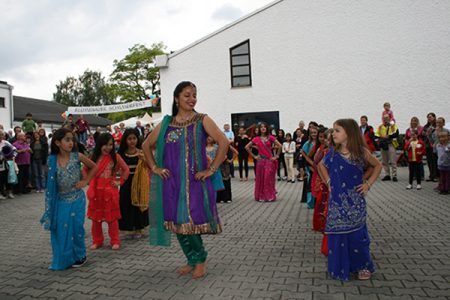 Nachbarschaftstreff Blumenau: Indischer Tanz beim Blumenauer Sommerfest